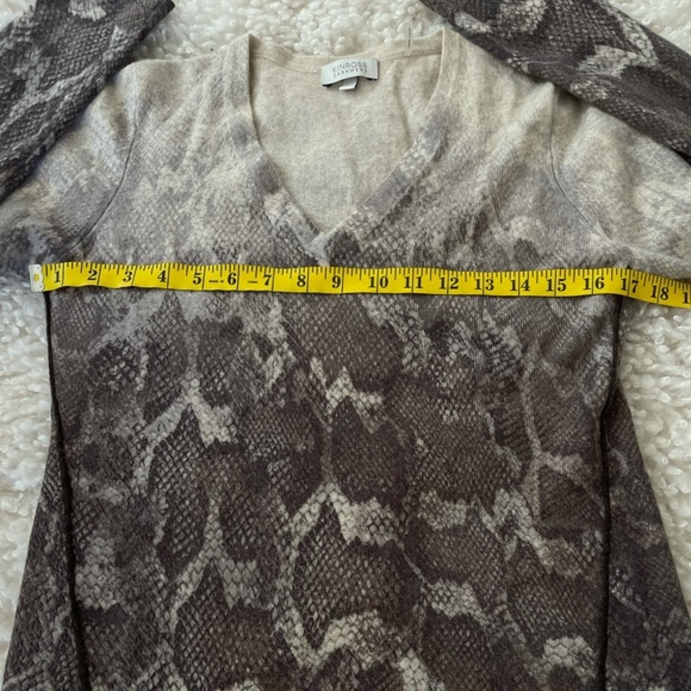 Kinross Vee Neck Sweater Python Print Xs $328 - image 3